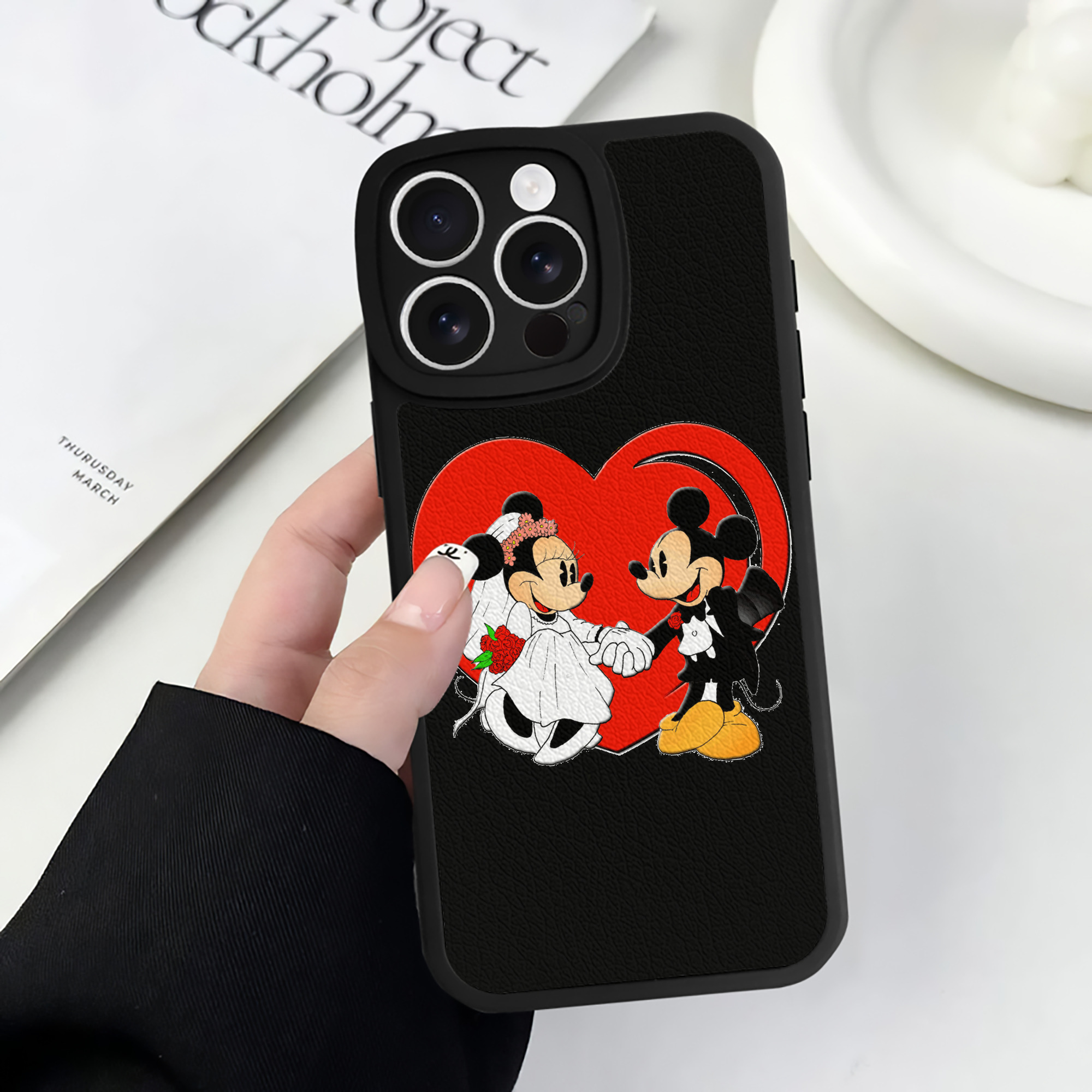 （画像用） ミッキーマウス Mickey Mouse 【iPhone 16シリーズ対応】シリコンスマホケース（レザー調） 材質：シリコン